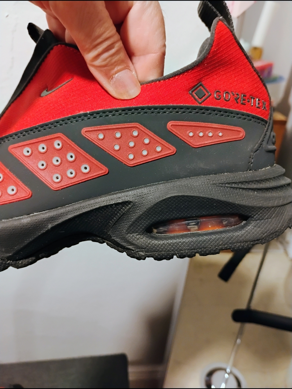 Nike Women's Air Max Sunder Gore-tex 'Hyper Crimson' Size: 8
